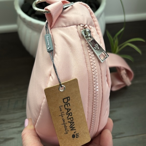 BEARPAW Crossbody/waist bag/fanny pack, 2 zipper compartments + Ear pod case - Picture 4 of 11